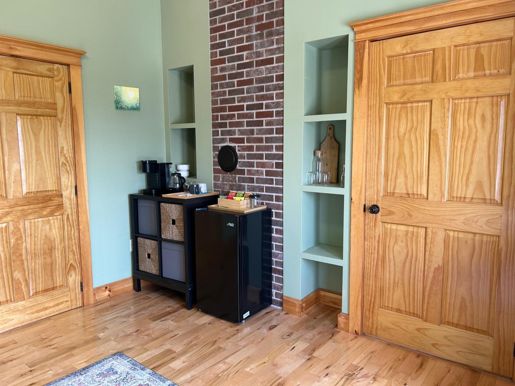 Tides Inn Guest Suites Halls Harbour Room photo